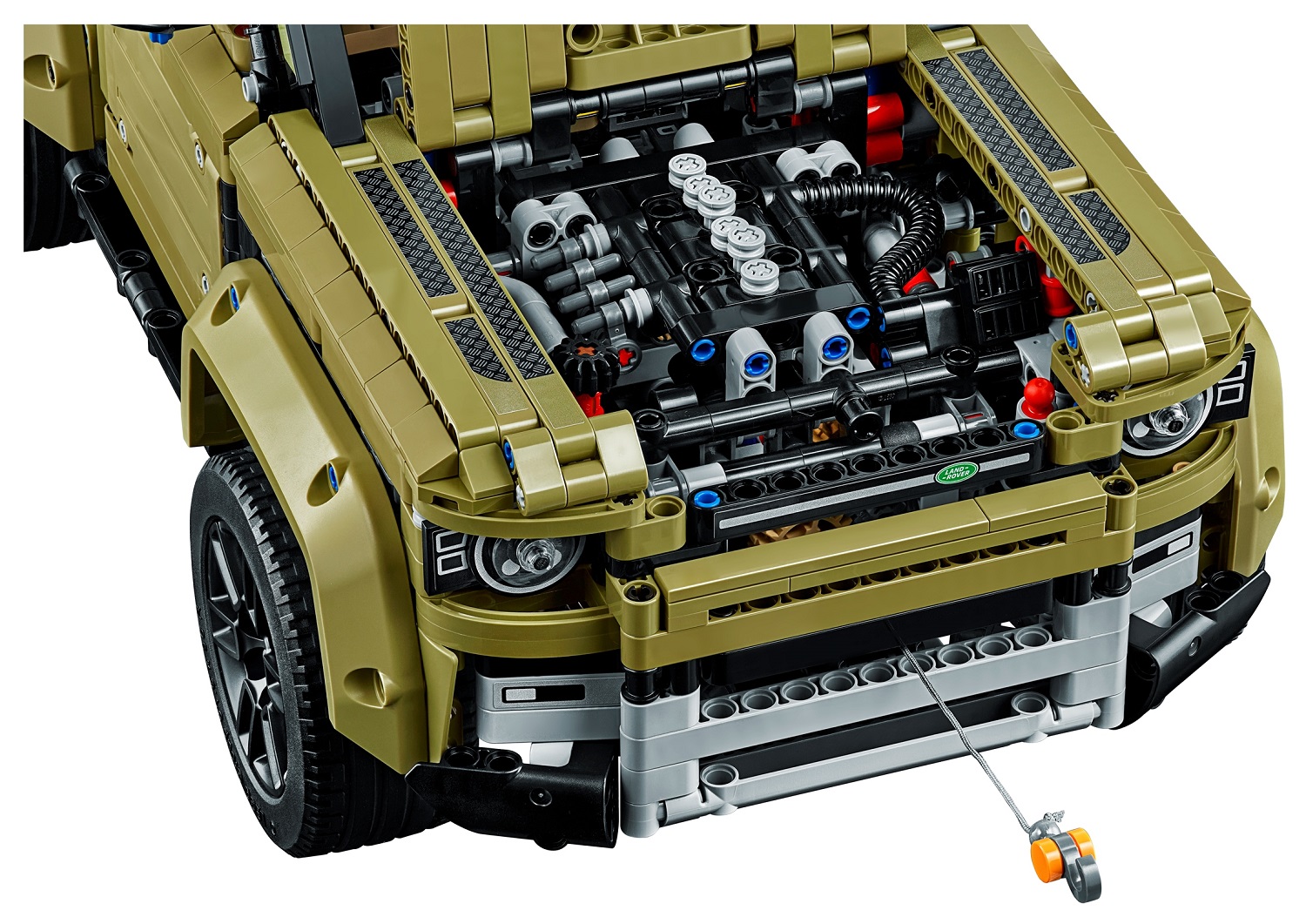 Foto do Lego Defender mostra o capô aberto e o motor seis cilindros com os pistões que se movimentam