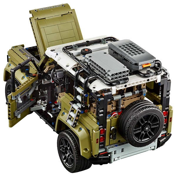 O Defender da Lego visto de cima com diversas peças e até baú no bagageiro
