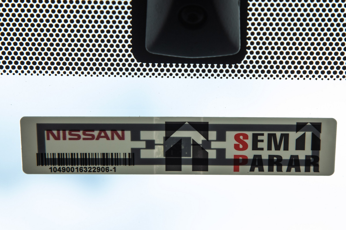 Imagem mostra o adesivo do Sem Parar no para-brisa da Nissan Frontier 2020