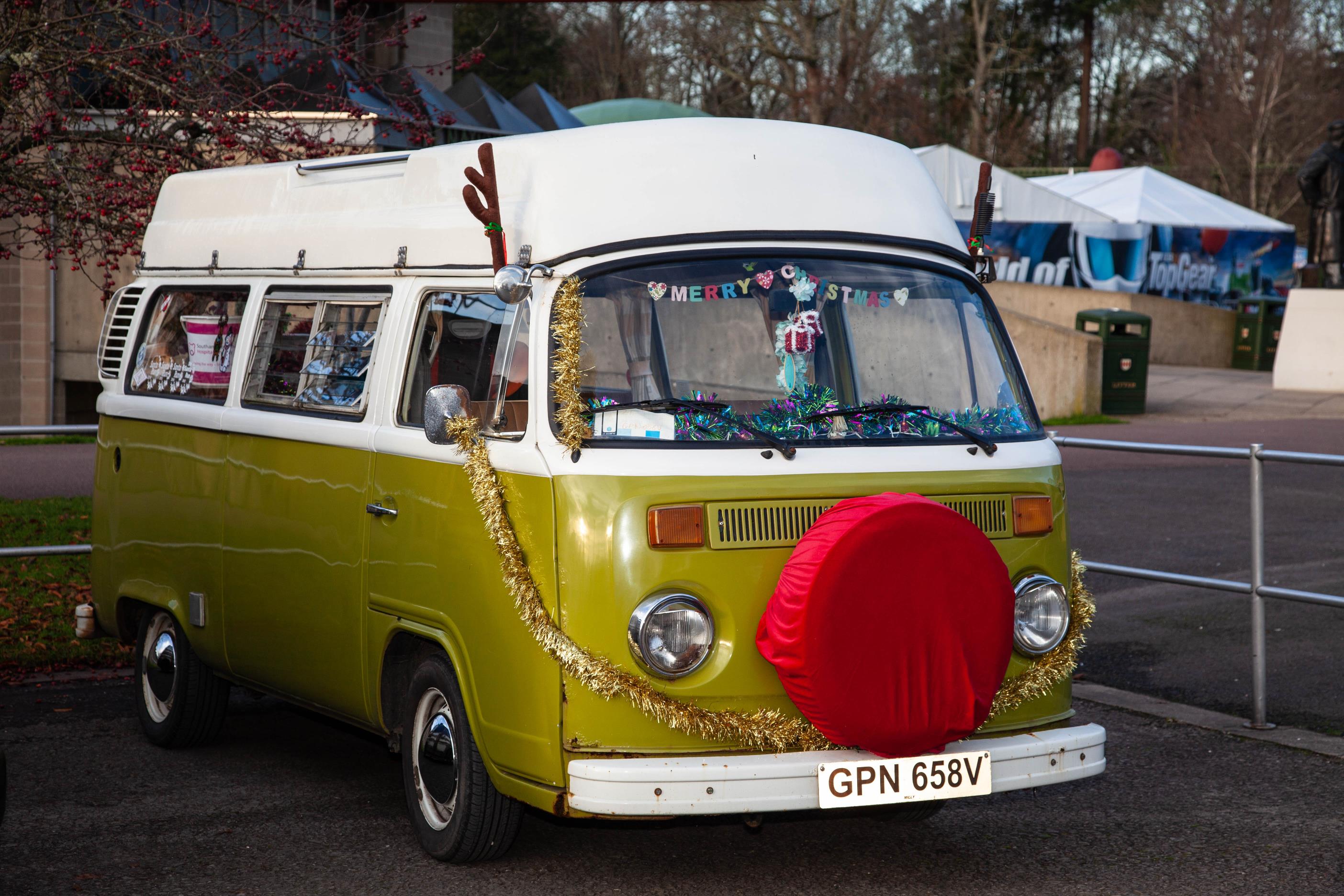A Kombi saia e blusa com chifres de rena no teto e uma capa vermelha no estepe que fica na dianteira da van