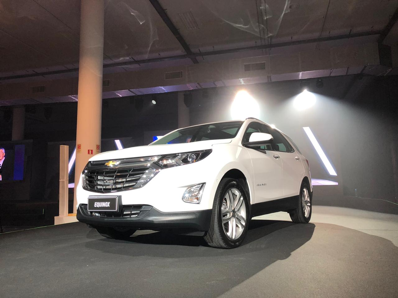 Chevrolet Equinox 2020 na cor branca e na versão topo de linha Premier
