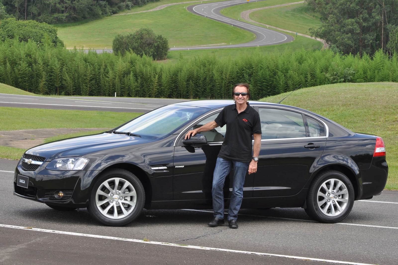 Imagem mostra Omega Fittipaldi e piloto