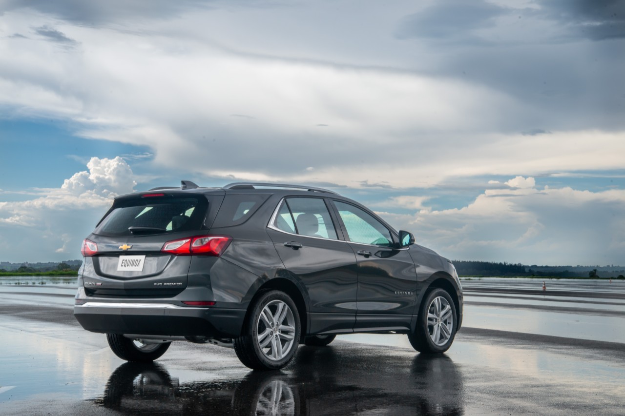 Chevrolet Equinox de traseira no Campo de Provas da GM com piso molhado e céu nublado