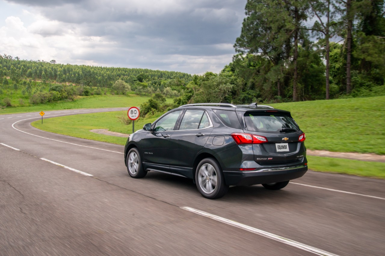 Equinox na cor preta de traseira próximo a uma curva no campo de provas
