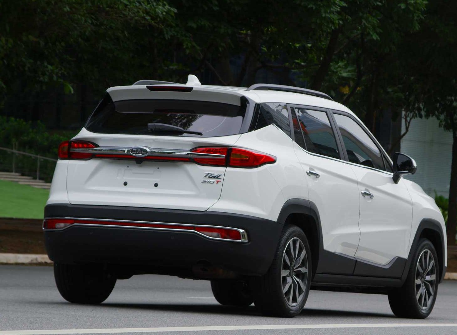 Novo JAC T60 na cor branca visto de traseira