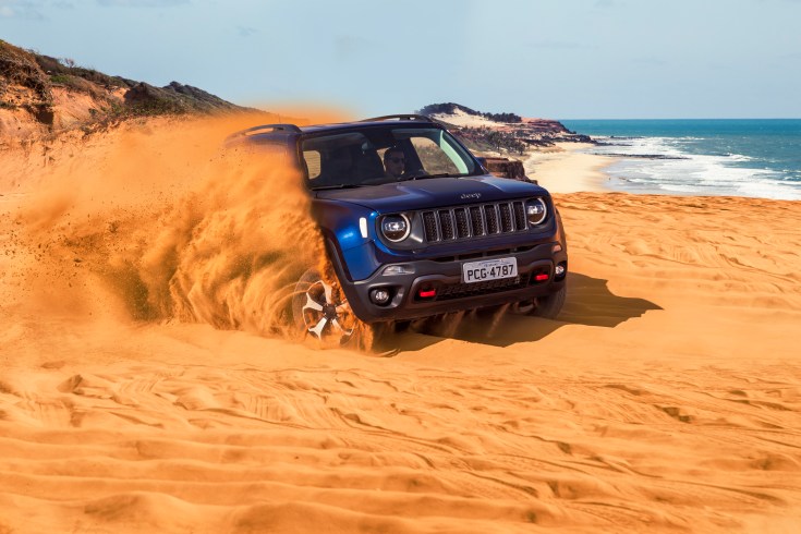 Renegade azul faz manobras radicais na praia e levanta areia