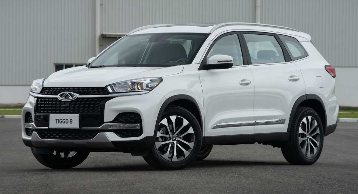 Tiggo 8 visto de frente com carroceria na cor branca