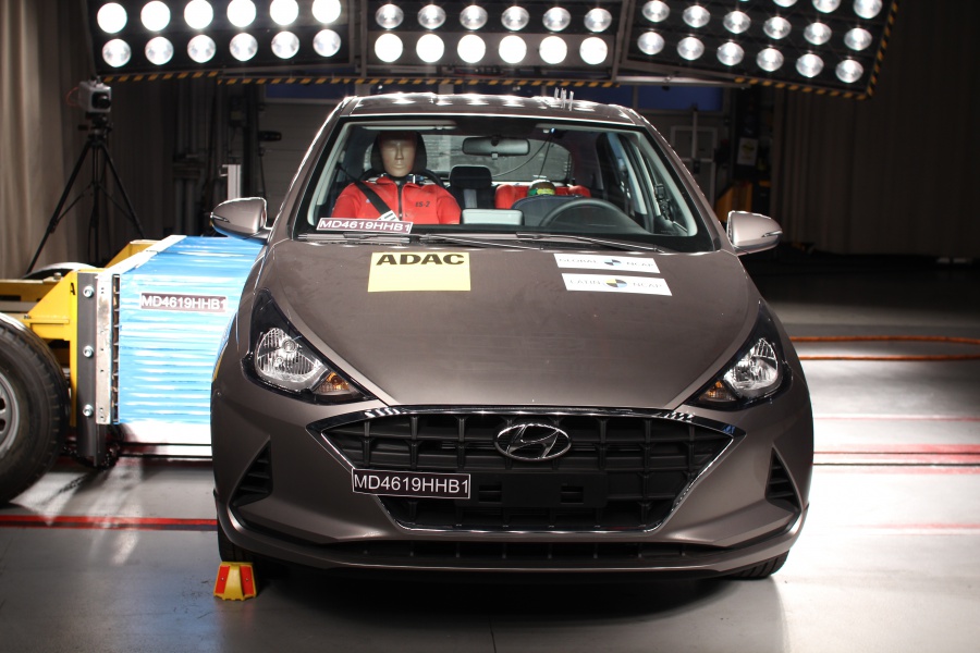 Novo Hyundai HB20 é submetido ao impacto de uma barreira na porta dianteira lateral direita
