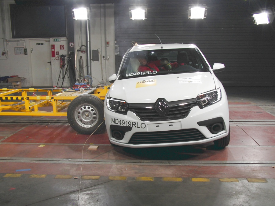 Renault Sandero branco recebe a pancada na altura da coluna central direita durante o crash-test