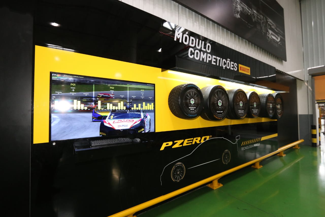Display na fábrica da Pirelli em Campinas expõe seis pneus de diferentes medidas para competições automobilísticas