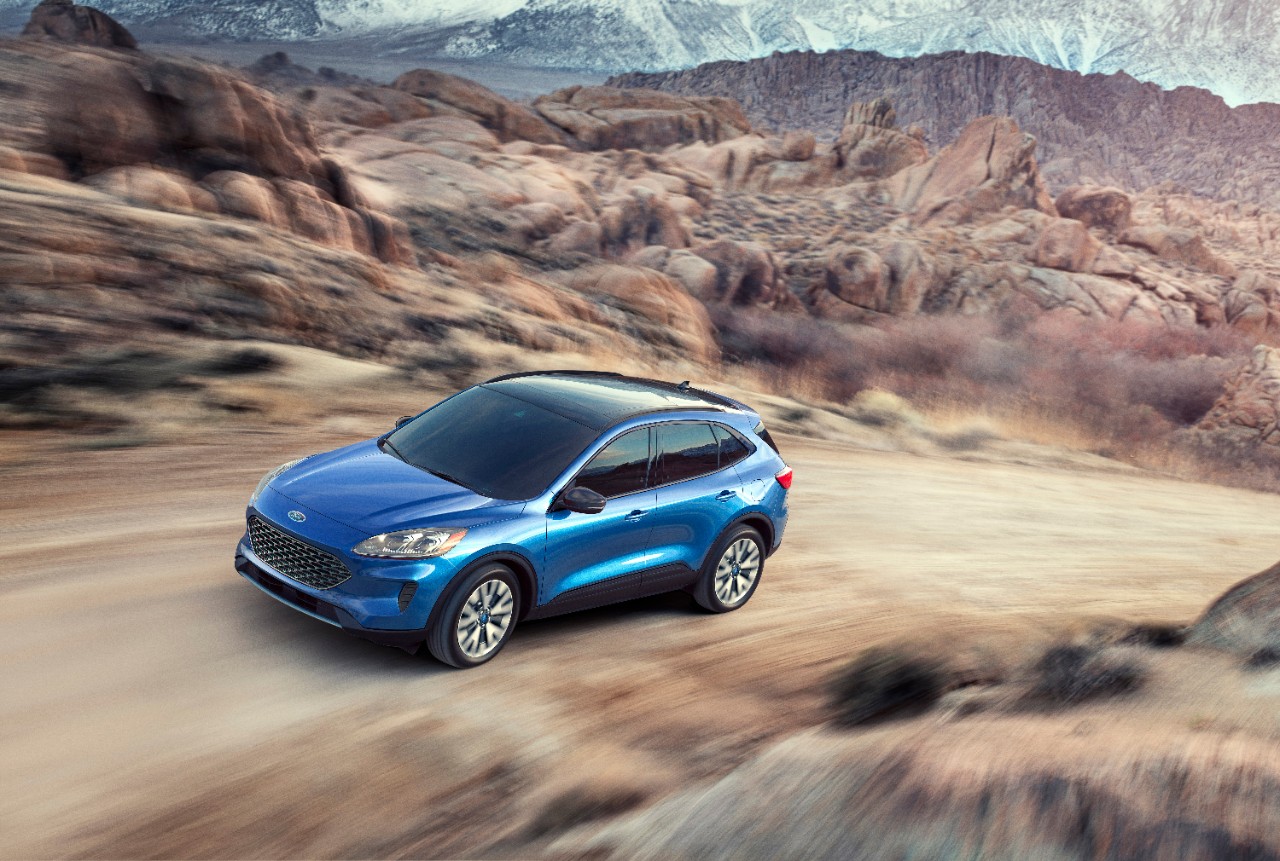 Ford Escape azul visto de cima em movimento tem capô curto e curvo e faróis espichados que lembram o New Fiesta