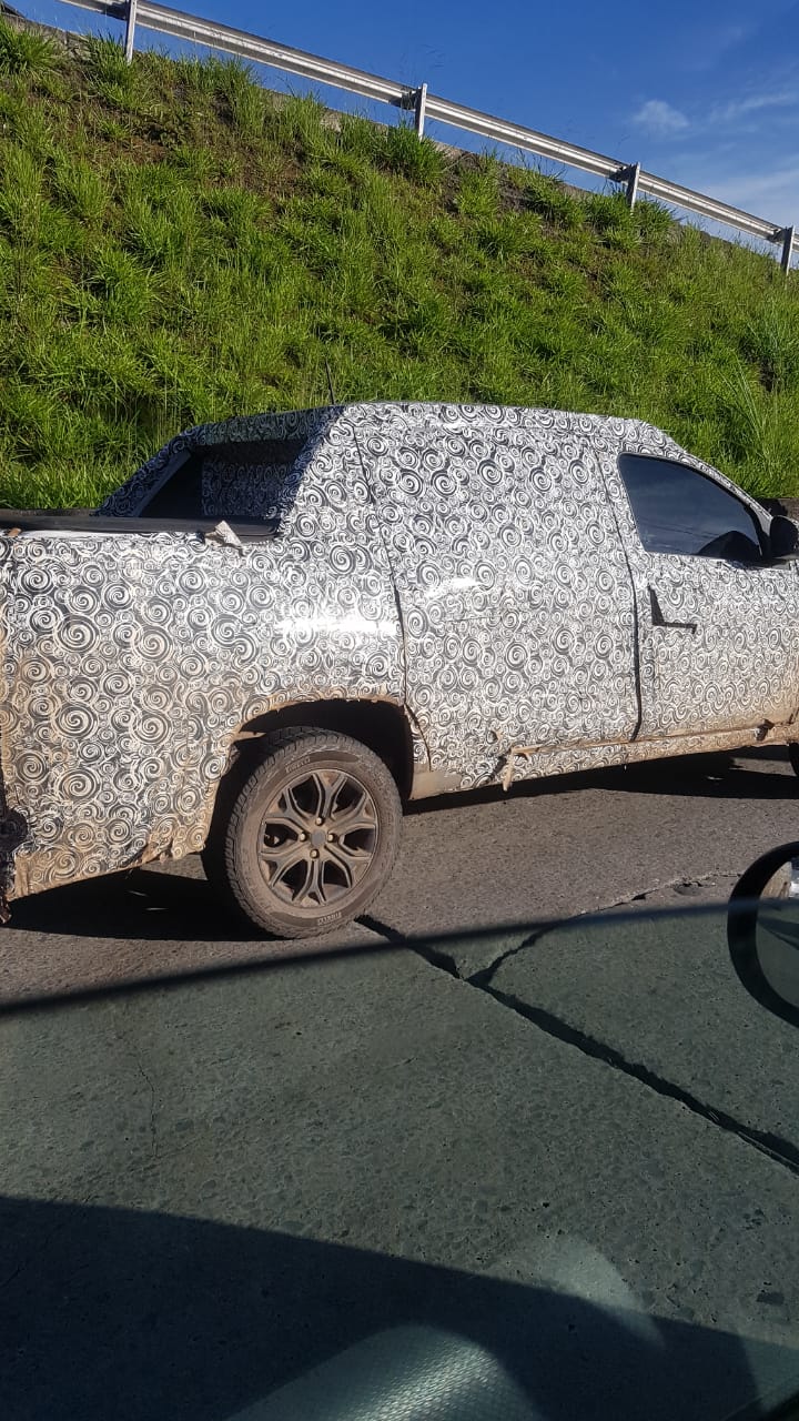 Nova Fiat Strada camuflada é flarada em movimento numa estrada
