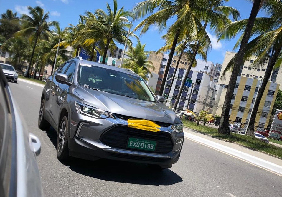 Chevrolet Tracker cinza flagrado com faróis mais alongados e uma cobertira amarela na grade para esconder o emblema da gravatinha da marca americana