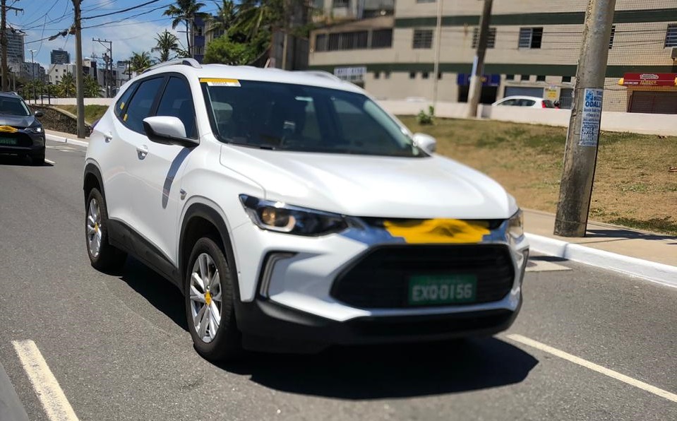 Novo Chevrolet Tracker na cor branca com pequeno disfarce no emblema na ponta do capô
