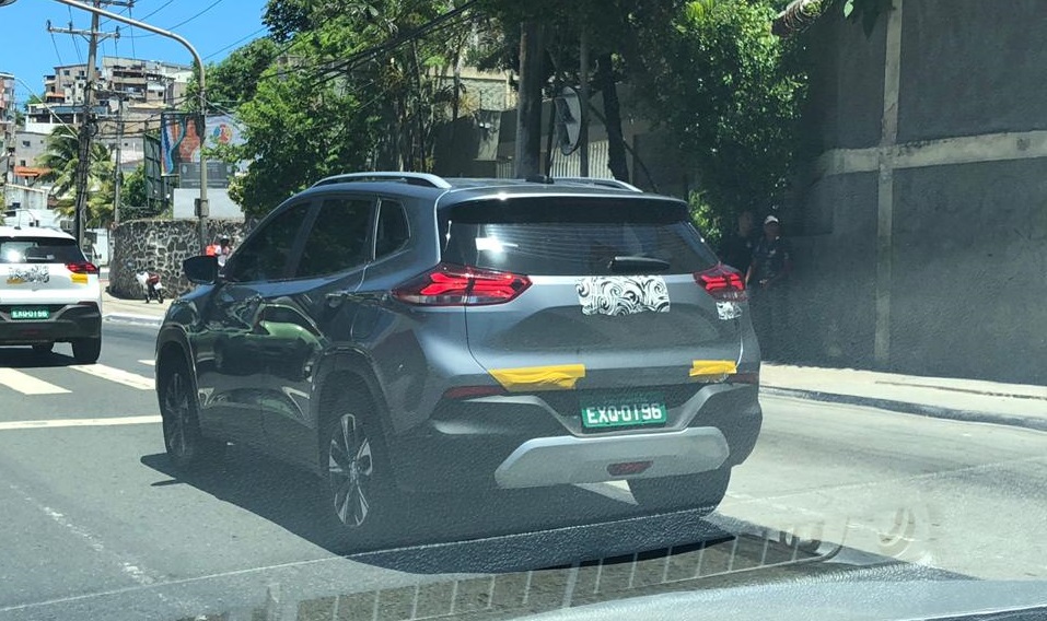 Chevrolet Tracker fotografado de traseira na cor cinza com lanternas que invadem as laterais e muitos vincos na tampa do porta-malas
