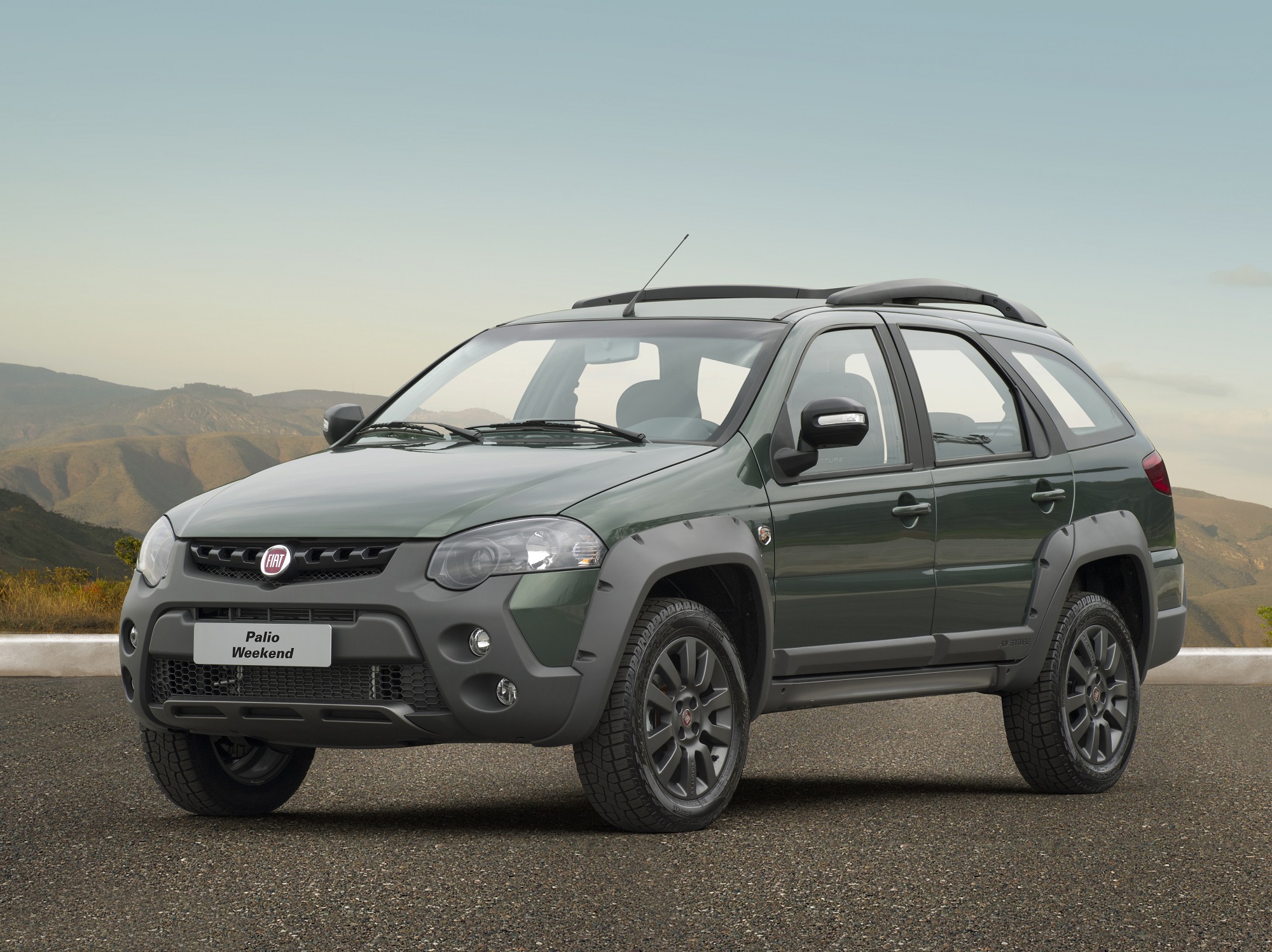 Fiat Weekend na versão ADventure cor verde com para-choque de impusão e molduras nas caixas de roda