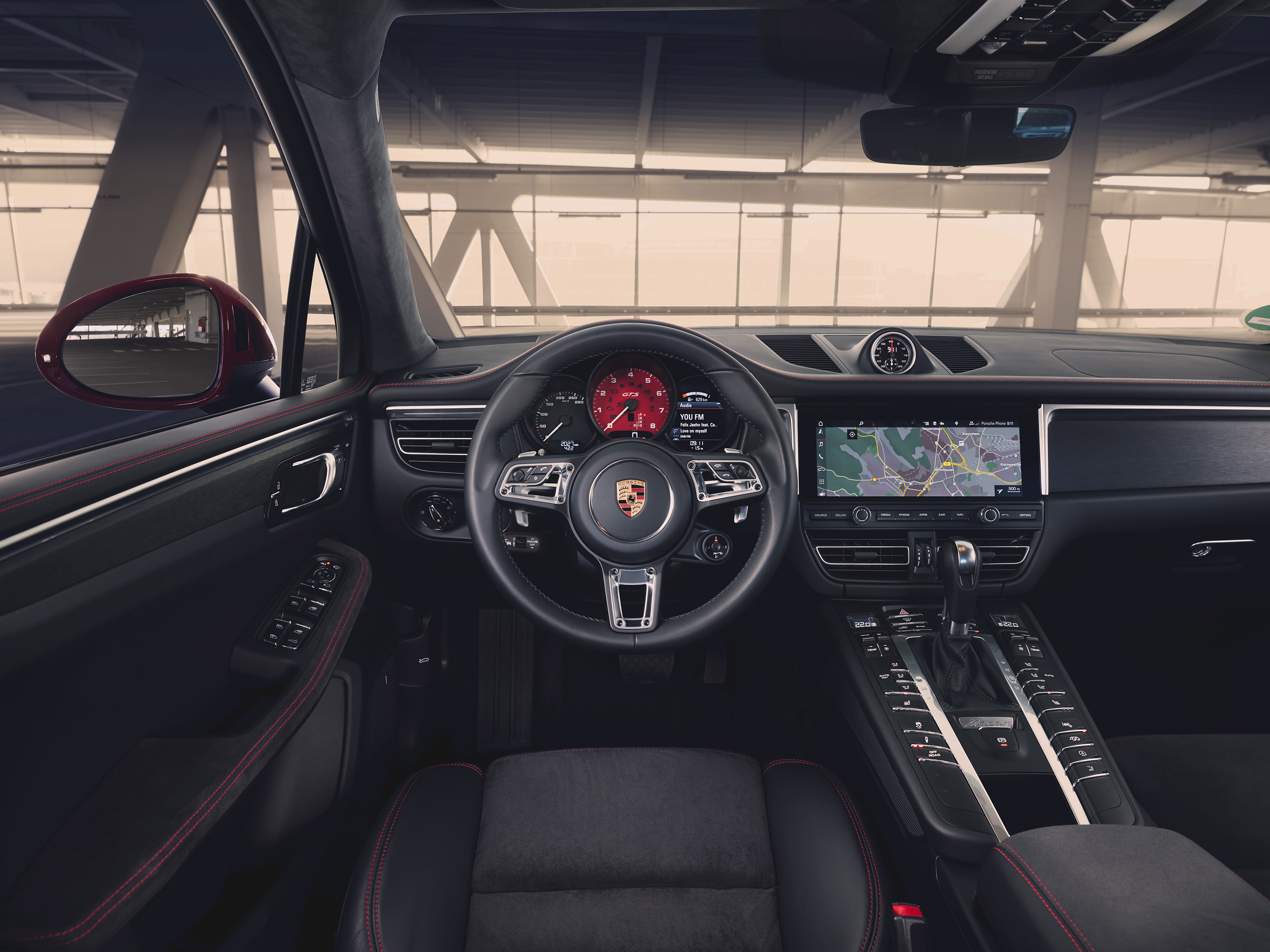 Painel do Porsche Macan GTS destaca o quadro de instrumentos com o velocímetro vermelho e a central multimídia de dez polegadas com GPS