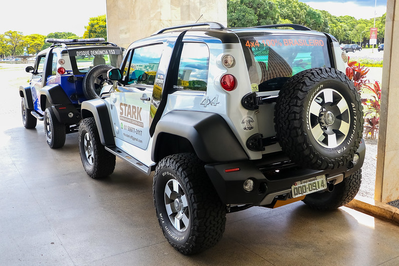 Cab Stark de traseira. Jipe tem luzes traseiras circulares no alto, estepe na tampa traseira e caixas de rodas com cotes retos