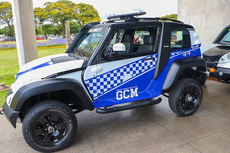 Cab Stark d eperfil com a caracterização azul da Guarda Metropolitana da capital do país