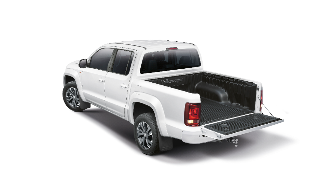 Volkswagen Amarok de traseira na cor branca com a tampa aberta e a caçamba com a capota marítima preta