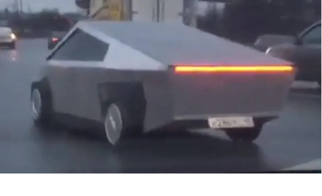 Tesla Cybertruck réplica