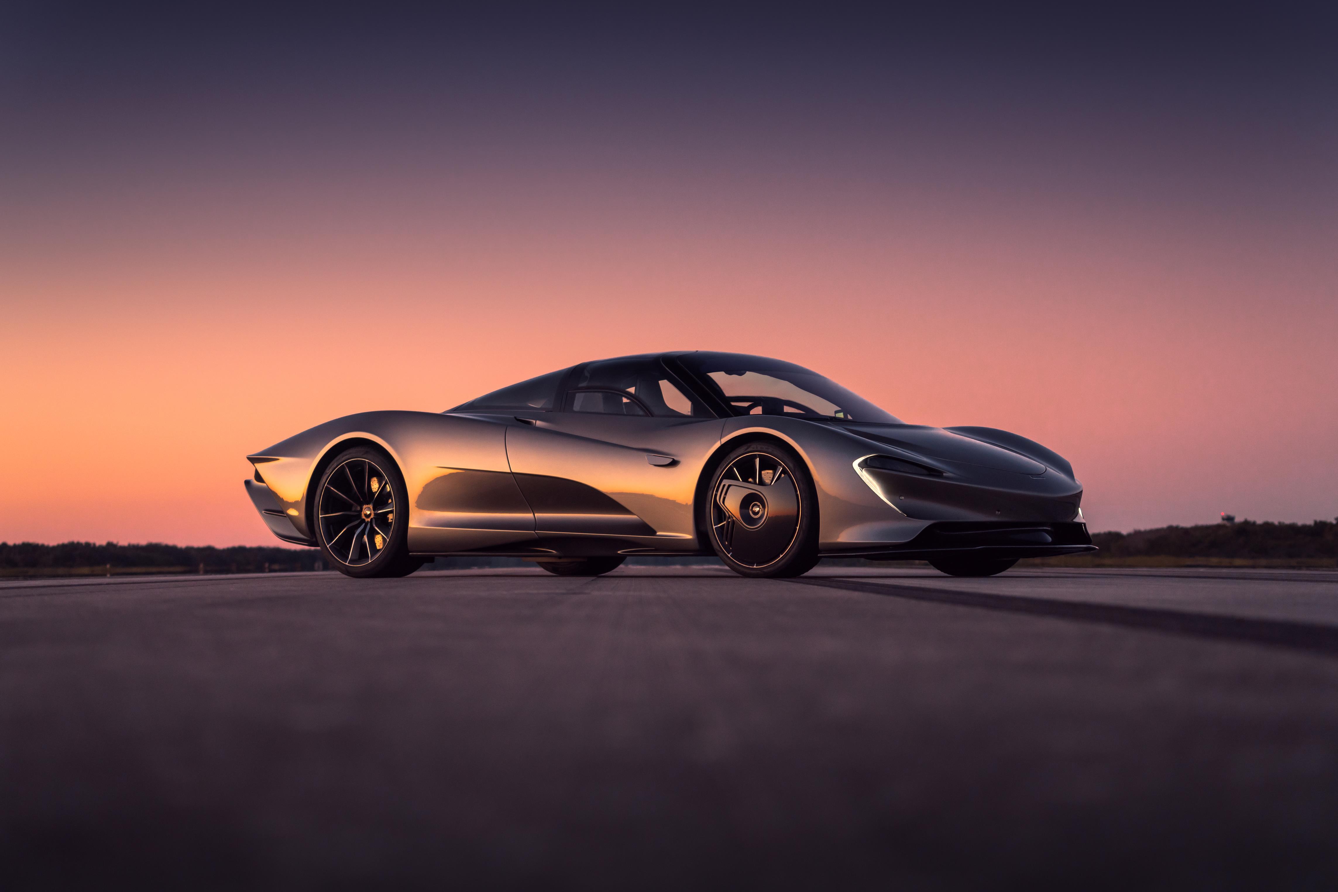 Mclaren Speedtail na pista no anoitecerdeixa evidente seu capô curto e sua traseira prolongada com grandes volumes acima da caixa de rodas de trás