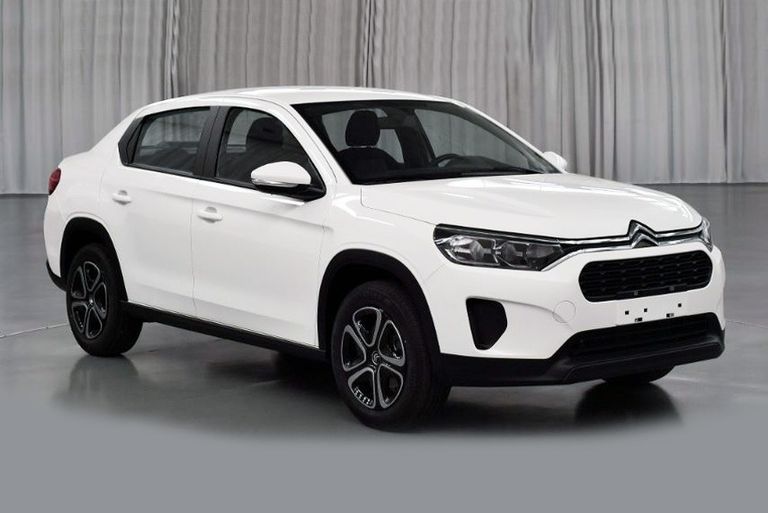 C3 Lounge branco de frente tem grade com dois filetes cromados que formam o deux chevron da marca francesa