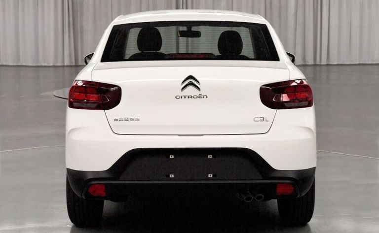 C3 Lounge de traseira com lanternas arredondadas e tampa do porta-malas elevada