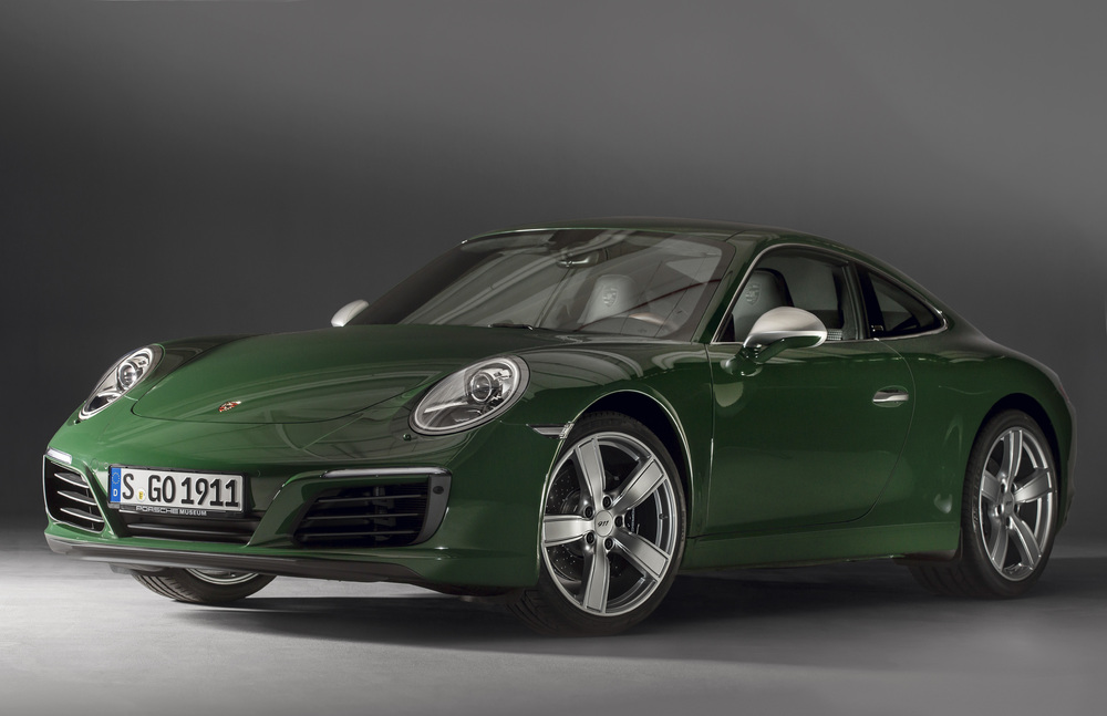 Porsche 911 De 1 Milhão n cor verde de frente com os tradicionais faróis ovais e o capô baixo
