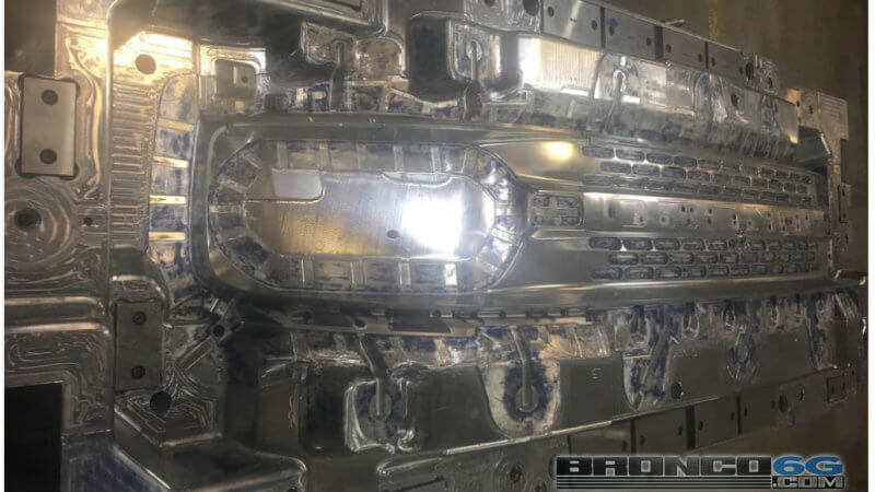 A frente do Baby Bronco aparece com vários apliques para disfarçar o desenho mas é possível ver grade com nichos horizontais