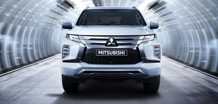 Mitsubishi Pajero Sport de frente com grade com barras horizontais cromadas, faróis retilíneos e frente alta