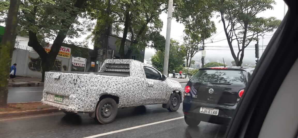 Imagem na rua mostra a nova Srada com camuflagem e meio de perfil com destaque para a caçamba comprida e bem retilínea