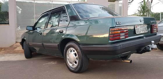Chevrolet Monza 1990 verde de traseira