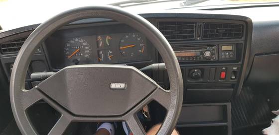 Painel do Monza 1990 com o volante de quatro raios, quadro de instrumentos e saídas de ar mais elevadas