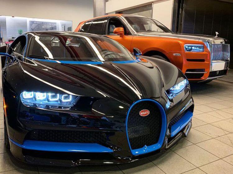 O Chiron preto com detalhes azuis do rapper 50 Cent em postagem no instagram do rapper