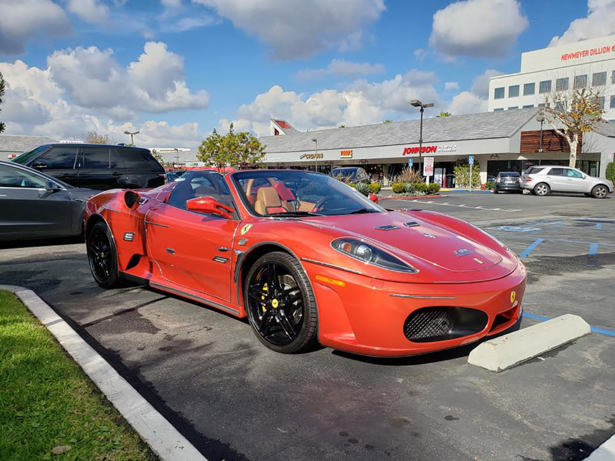 Ferrari F430 de frente
