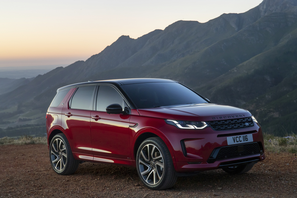 Land Rover Discovery Sport com faróis mais espichados e com as luzes diurnas em duas seções