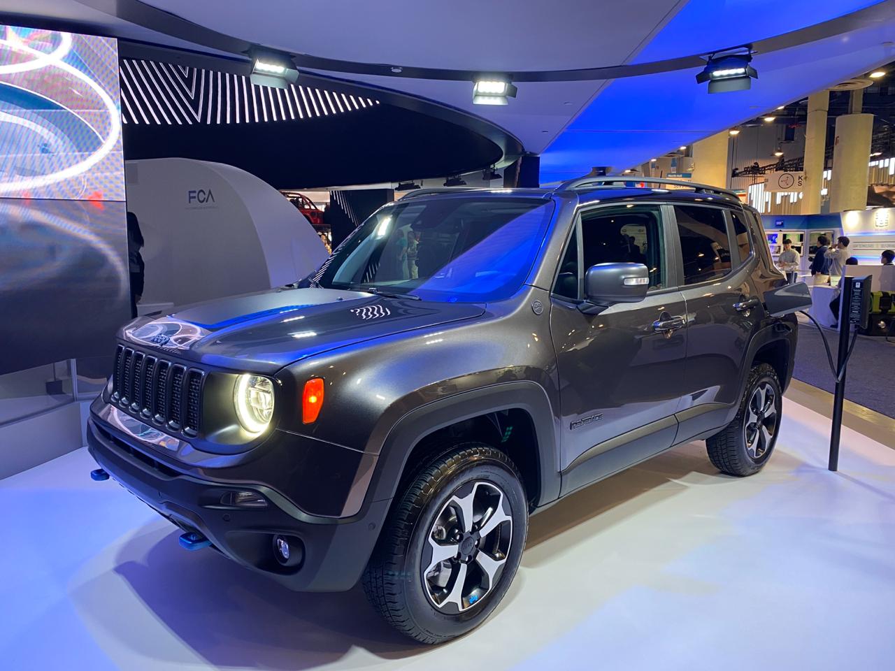 Jeep Renegade 4xe Híbrido no estande da Jeep sendo carregado na tomada durante a CES 2020 In Na Ces 2020