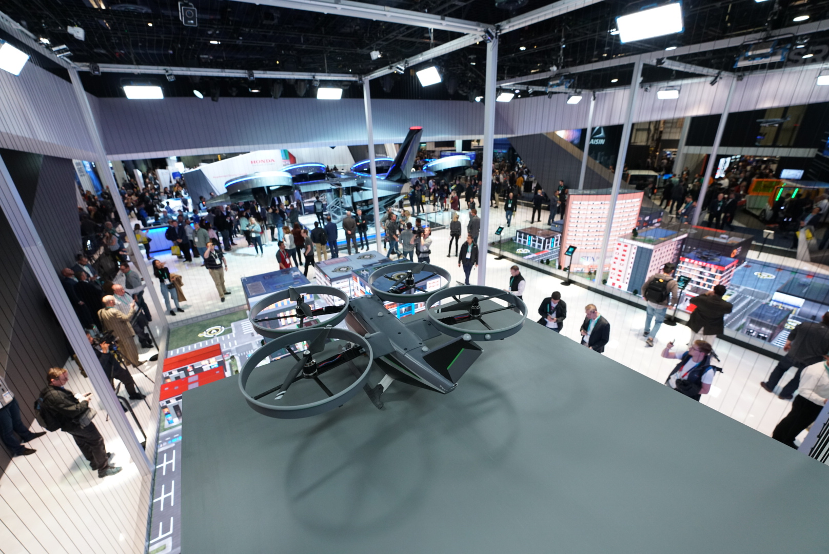 Visão aérea do estande da Bell na CES 2020 com o Táxi Voador Nexus 4ex