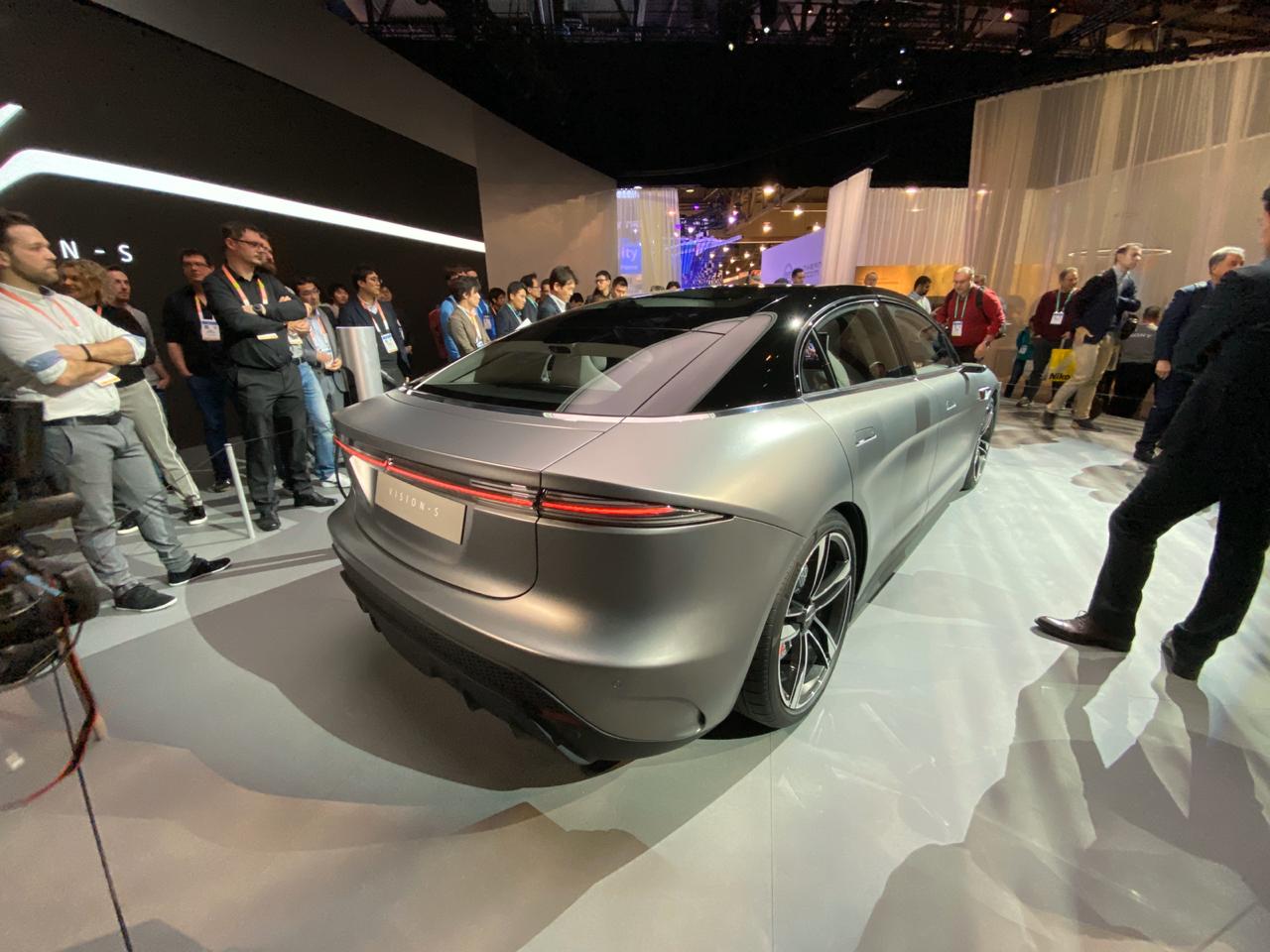 Carro Elétrico E Autônomo Vision S Na Ces 2020 tem traseira com vinco forte e lanternas pontiagudas