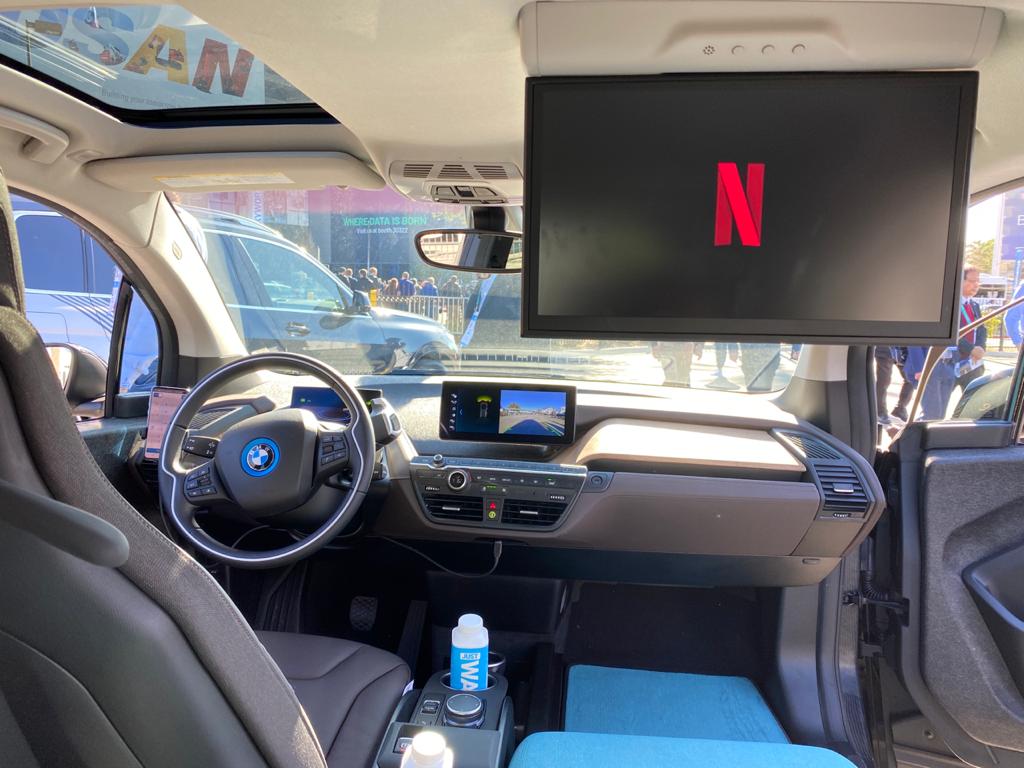 Ao alto do painel, uma bela tela para exibição de serviços de streaming de vídeo