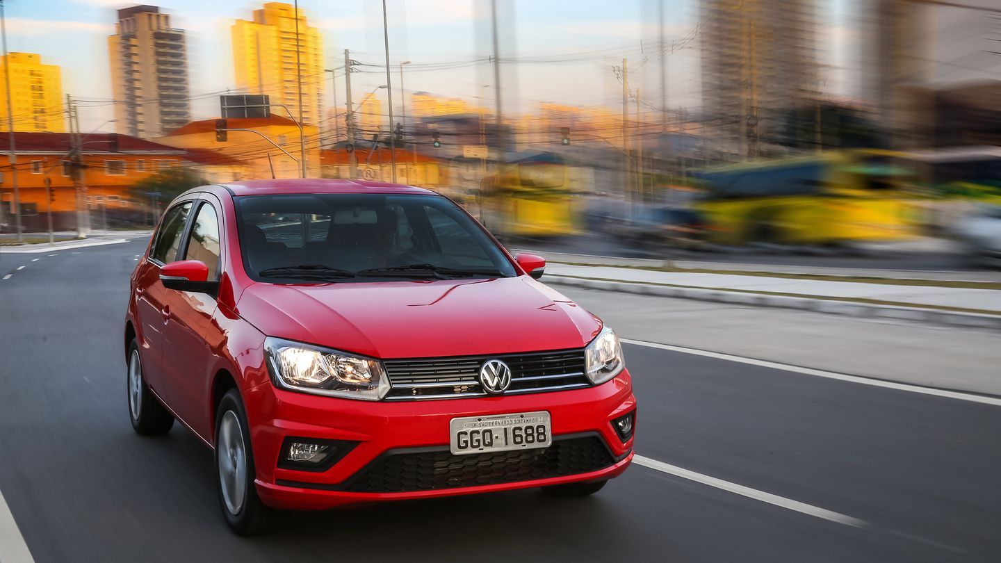 Volkswagen Gol na cor vermelha em movimento na rua