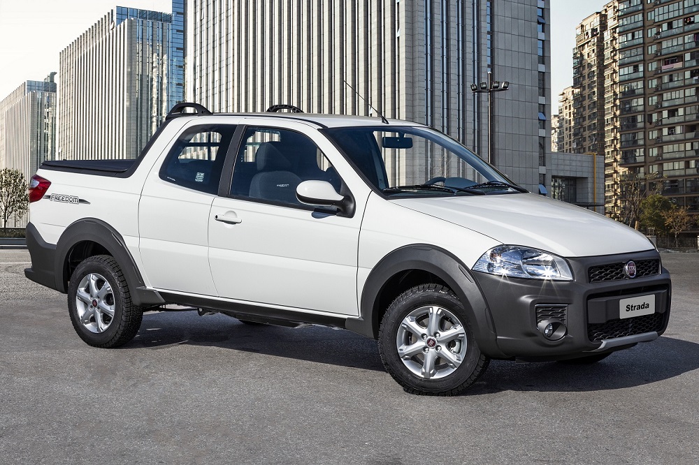 Fiat Strada Freedon Cabine dupla na cor branca de perfil