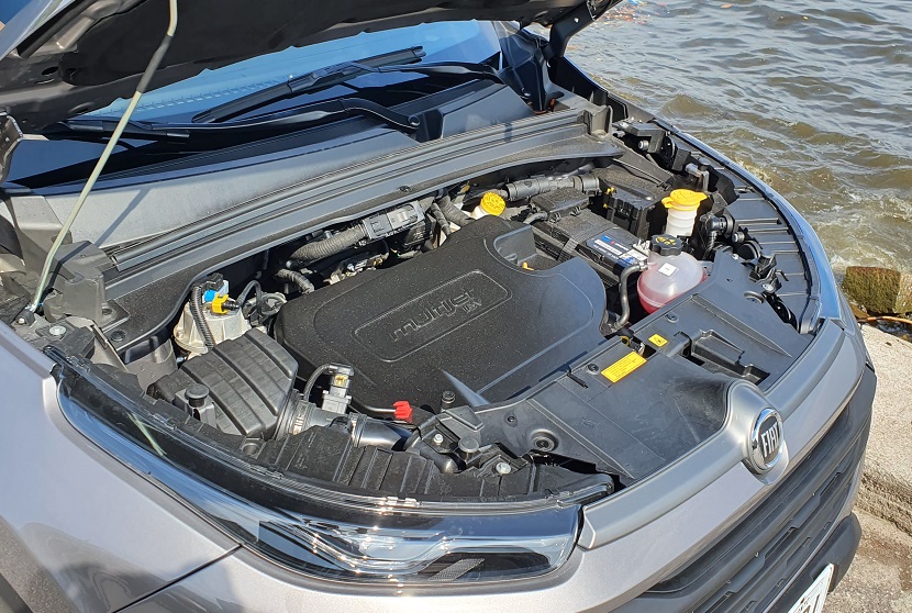 Capô aberto deixa à mostra o motor turbodiesel