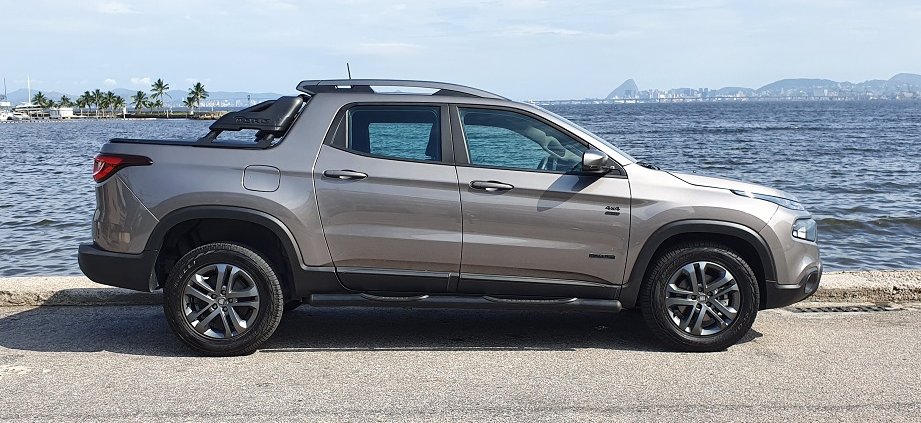Fiat Toro de perfil com detalhes escurecidos no nome na lateral