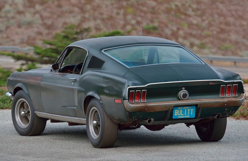 Ford Mustang do filme Bullit de traseira na cor verde escuro original