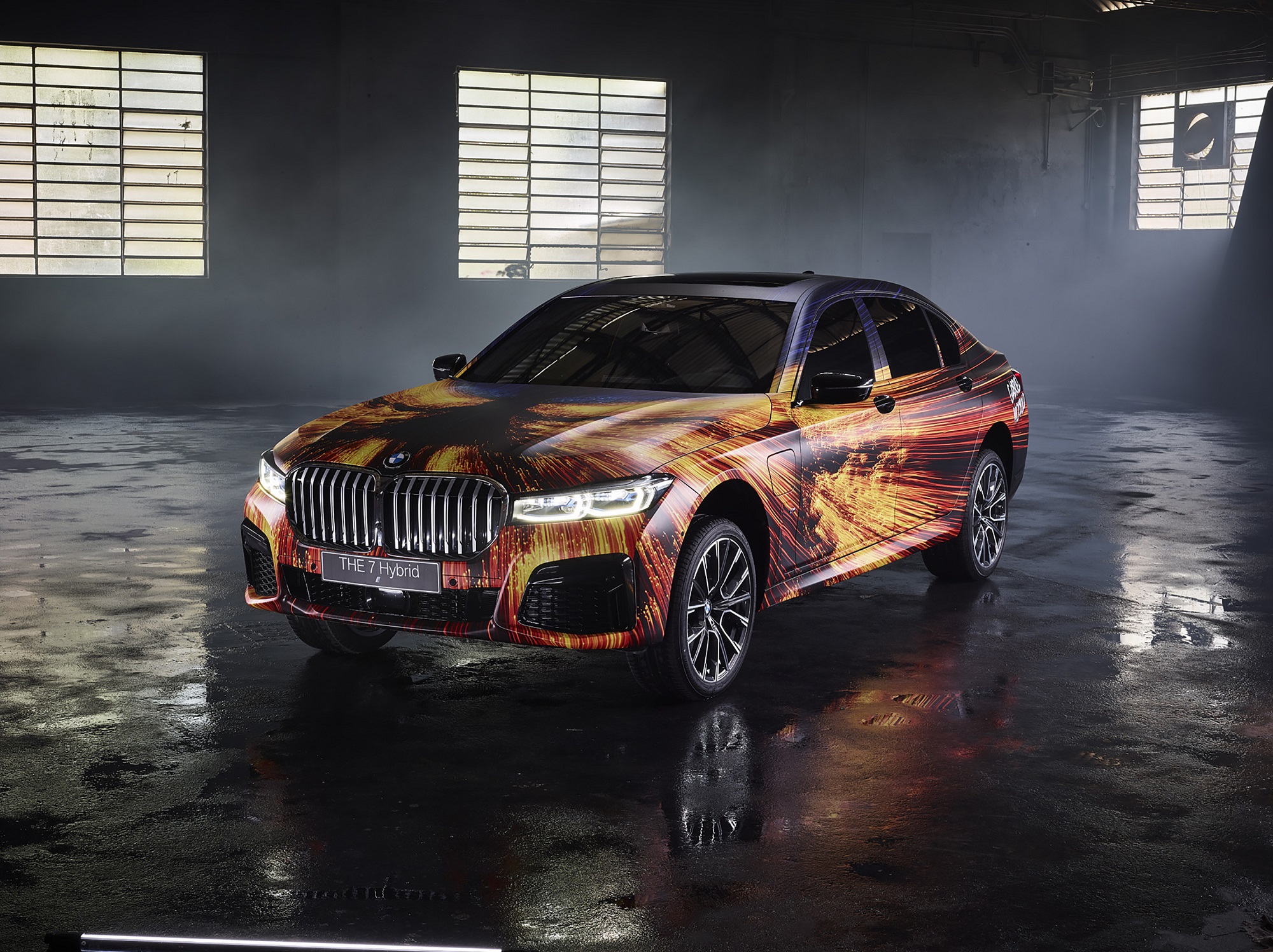 BMW Série 7 'de fogo' traz adesivos com faíscas na personalização assinada por Gabriel Wickbold