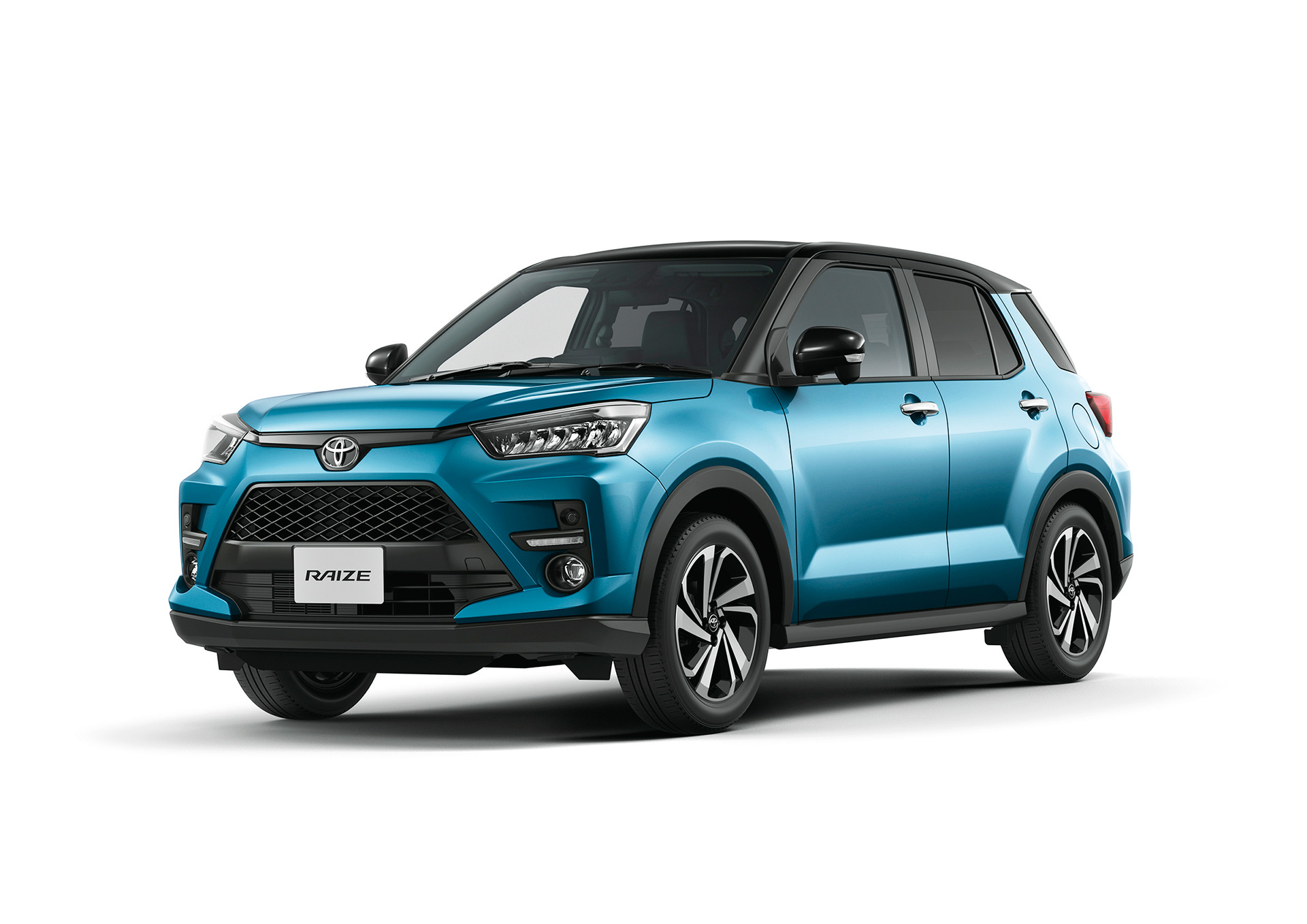 Toyota Raize é o SUV compacto da marca na cor azul com faróis horizontais repuxados e entrada de ar inferior trapezoidal e escura