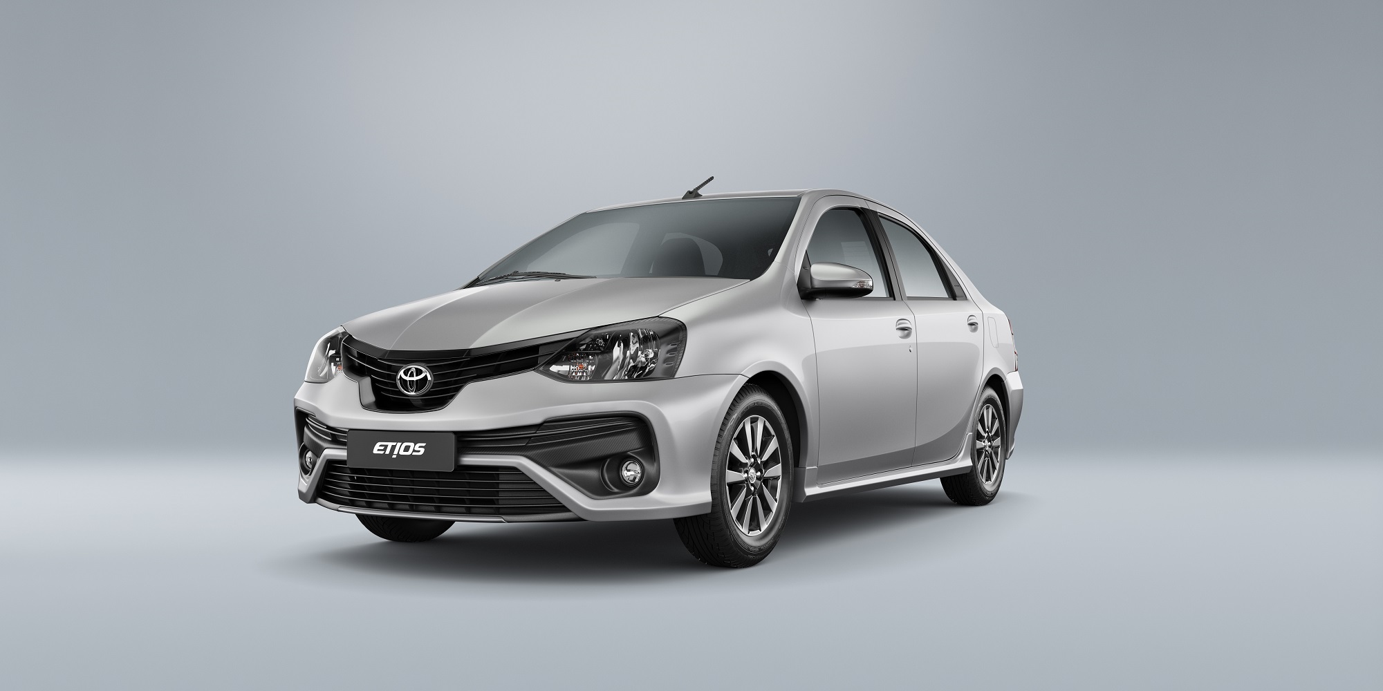 Toyota Etios Sedan na cor prata de frente