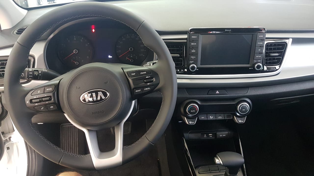 Painel do Rio com quadro com dois instrumentos circulares e tela da central multimídia